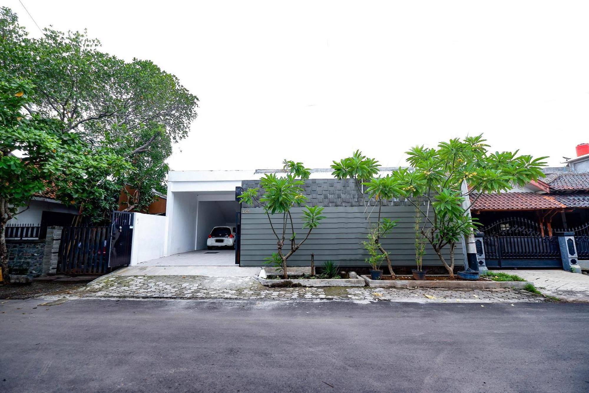 Oyo Life 2491 Omah Puspa Hotel 2*